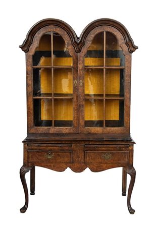  
Vetrina Queen Anne Inghilterra, 1710 circa
 Altezza x larghezza x profondità: 195 x 118 x 56 cm