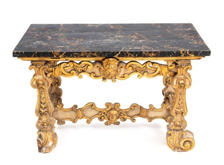  
Consolle intagliata Luigi XV in legno laccato e dorato Roma, XVIII secolo
 Altezza x larghezza x profondità: 91 x 142 x 72 cm