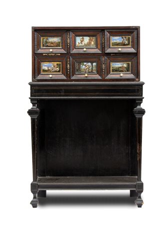 
Monetiere romano con base Italia, XVIII secolo
 Altezza x larghezza x profondità: 133 x 86 x 34 cm