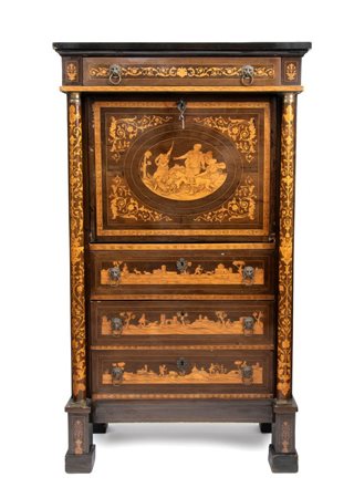  
Secretaire a ribalta intarsiato Italia, fine XVIII - inizi XIX secolo
 Altezza x larghezza x profondità: 155 x 90 x 86 cm