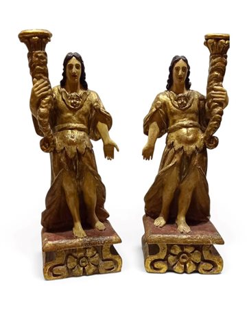  
Coppia di Angeli reggicero Italia meridionale, XVIII secolo
 Altezza x larghezza x profondità: 55 x 19 x 14 cm