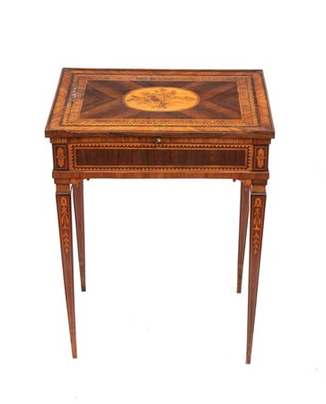  
Tavolino intarsiato Luigi XVI  Milano, XVIII secolo
 Altezza x larghezza x profondità: 76 x 59 x 43 cm