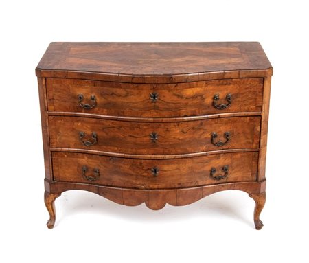  
Cassettone italiano in noce,  Luigi XV Emilia, XVIII secolo
 Altezza x larghezza x profondità: 93 x 120 x 64 cm.