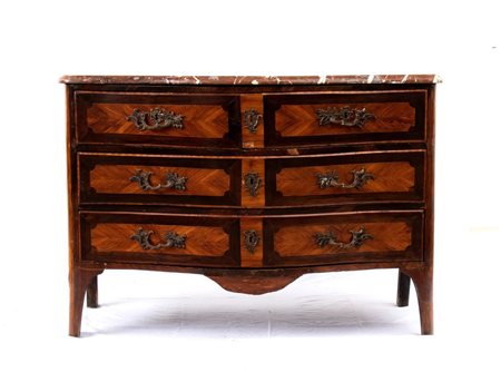  
Cassettone Luigi XV francese intarsiato XVIII secolo
 Altezza x larghezza x profondità: 87 x 121 x 61 cm.