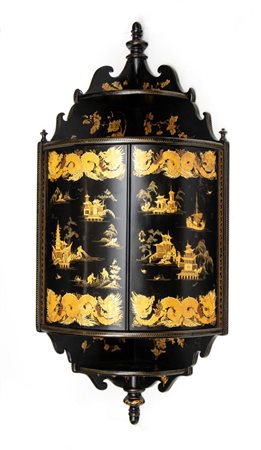  
Angoliera pensile a chinoiserie Inghilterra, XIX secolo
 Altezza x larghezza x profondità: 121 x 55 x 36 cm