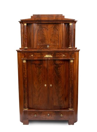  
Angoliera doppio corpo Biedermeier Germania, XIX secolo
 Altezza x larghezza x profondità: 225 x 124 x 82 cm 