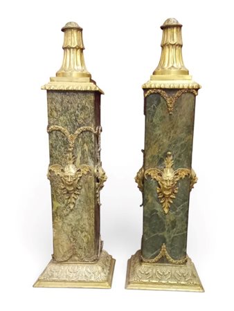  
Coppia di basi per lampade da terra in marmo e bronzo stile Impero Francia, fine XIX secolo
 Altezza x larghezza x profondità: 110 x 36 x 36 cm