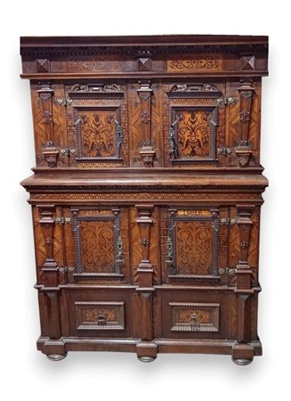  
Mobile doppio corpo intarsiato Area mitteleuropea, XIX secolo
 Altezza x larghezza x profondità: 170 x 126 x 55 cm