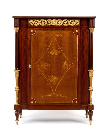  
Mobile francese in mogano in stile Luigi XVI inizio XIX secolo
 Altezza x larghezza x profondità: 119 x 89 x 38 cm.