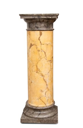  
Colonna italiana in marmo Inizio XIX secolo
 Altezza x larghezza x profondità: 127 x 43 x 43 cm