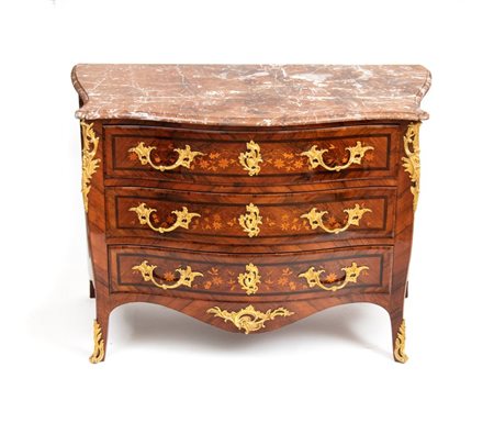  
Commode en tombeau intarsiato con marmo Francia, inizi XIX secolo
 Altezza x larghezza x profondità: 86 x 115 x 56 cm 