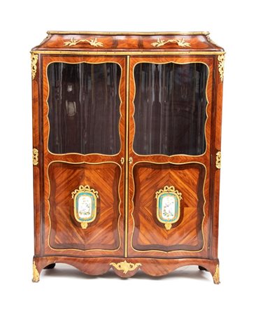 MASSON  
Vetrina francese in stile Transizione firmata Masson Parigi, XIX secolo
 Altezza x larghezza x profondità: 162 x 124 x 34 cm
