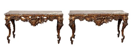  
Coppia di consolle in stile Luigi XV in legno intagliato e dorato Italia centrale, prima metà del XIX secolo
 Altezza x larghezza x profondità: 73 x 181 x 100 cm