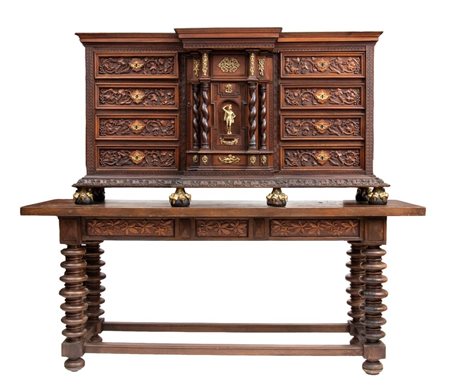  
Monetiere con base in stile Neorinascimentale Italia, fine XIX-inizio XX secolo
 Altezza x larghezza x profondità: 154 x 176 x 54 cm