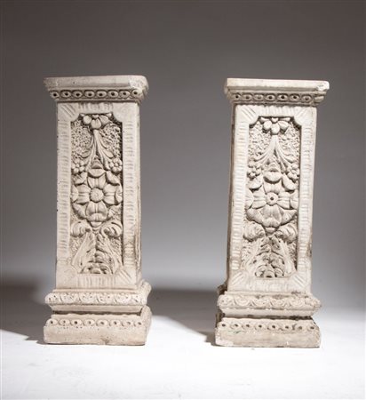  
Coppia di colonne in pietra XIX secolo
 Altezza x larghezza x profondità: 60 x 23 x 23 cm