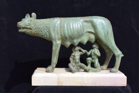  
Lupa del Campidoglio in bronzo Italia, XX secolo
 Altezza x larghezza x profondità: 21 x 34 x 11 cm