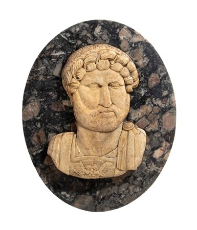  
Bassorilievo in marmo raffigurante Imperatore Adriano Italia, XX secolo
 Altezza x larghezza: 56 x 43 cm