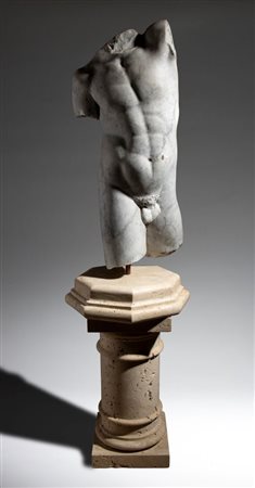  
Torso virile in marmo Fine XIX secolo - inizio XX secolo
 Altezza x larghezza x profondità: 147,5 x 45 x 47 cm