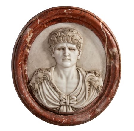  
Clipeo in marmo con profilo di Imperatore romano Italia,XIX secolo
 Diametro x profondità: 82 x 12 cm
