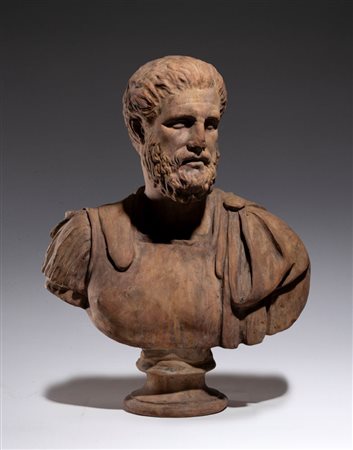 
Busto maschile in terracotta Italia, XVIII secolo
 Altezza x larghezza x profondità: 75 x 62 x 35 cm