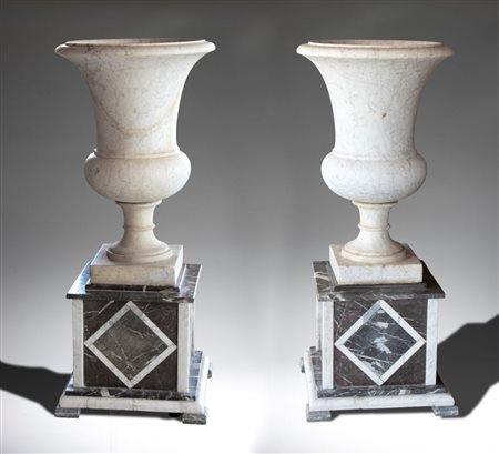  
Coppia di vasi Medicei in marmo bianco  Italia, XX secolo
 Altezza x larghezza x profondità: 118 x 50 x 50 cm