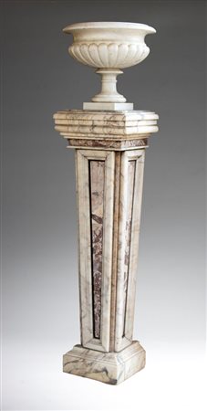  
Coppia di colonne con due vasi in marmo Italia, XX secolo
 Altezza x larghezza x profondità: 156 x 37 x 37 cm