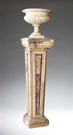  
Coppia di colonne con due vasi in marmo Italia, XX secolo
 Altezza x larghezza x profondità: 156 x 37 x 37 cm