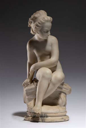  
"La bagnante" scultura in marmo Francia, XIX secolo
 Altezza x larghezza x profondità: 59 x 29 x 33 cm