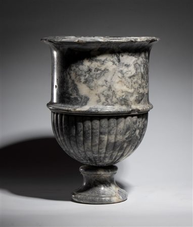  
Vaso in marmo africano Italia, XIX secolo
 Altezza x diametro: 60 x 31 cm