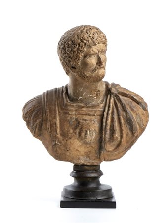  
Busto dell'imperatore Caracalla in marmo Italia, XVIII secolo
 Altezza x larghezza x profondità: 34 x 24 x 9 cm. Altezza x larghezza base: 10 x 10 cm. 
