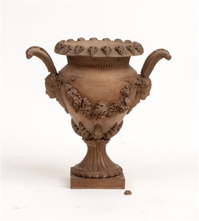 BONGIOVANNI VACCARO (Caltagirone, 1807 - 1889) 
Vaso ad urna in terracotta XIX secolo
 Altezza x larghezza x profondità: 46 x 47 x 30 cm