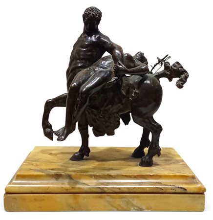  
Scultura in bronzo raffigurante Nesso e Deianira XIX secolo
 Altezza x larghezza con cornice: 26 x 24 x 16 cm