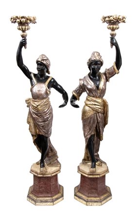  
Coppia di portacero in stile Moretto Veneziano Fine XIX secolo - inizi del XX secolo
 Altezza x larghezza x profondità: 195 x 55 x 45 cm