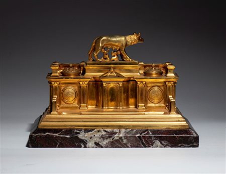  
Calamaio in bronzo dorato Roma, XIX secolo
 Altezza x larghezza x profondità: 19 x 30 x 21 cm