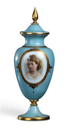 Vaso vittoriano in opalina Inghilterra, Bristol, 1860 circa Altezza x diametro: 34 x 14 cm