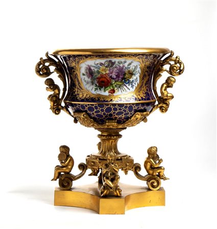  
Centrotavola francese in bronzo e porcellana XIX secolo
 Altezza x diametro: 35 x 27 cm