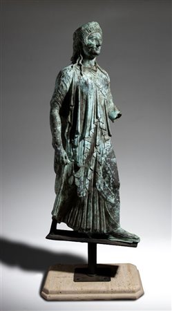  Scultura raffigurante Artemide Marciante in bronzo Italia, XIX secolo Altezza x larghezza x profondità: 159 x 51 x 32 cm