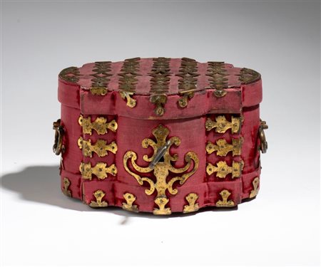  
Cofanetto in noce, velluto e bronzo dorato Italia, fine XVII – inizi XVIII secolo
 Altezza x larghezza x profondità: 11 × 18 × 14 cm