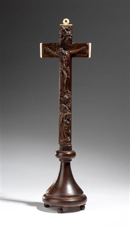  
Reliquario a forma di croce Spagna (?), XVIII-XIX secolo
 Altezza x diametro: 40 x 10 cm