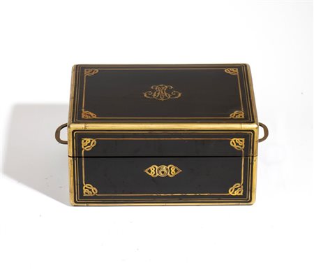 LOUIS AUCOC (firma_di) (PARIGI, 1850 - PARIGI, 1932) 
Nécessaire da viaggio intarsiato Parigi, 1854-1875
 Altezza x larghezza x profondità: 17 x 32 x 22 cm