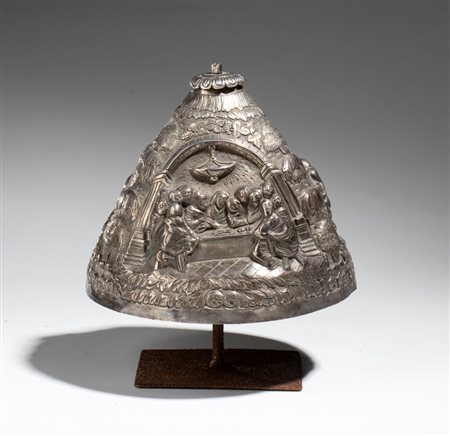  
Coperchio di pisside in argento raffigurante scene della vita di Cristo Italia, XVIII secolo
 Altezza x diametro: 20 x 16 cm
