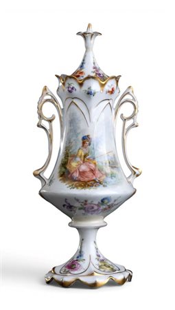  
Vaso con coperchio in porcellana di Dresda  XIX secolo
 Altezza x diametro: 28 x 11,5 cm