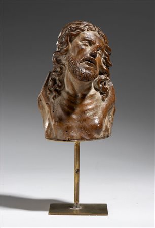  
Busto di Cristo intagliato in noce Italia, XVII-XVIII secolo
 Altezza x larghezza x profondità: 22 x 10 x 8 cm