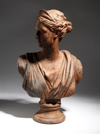  
Busto di Diana in ferro Fine XIX secolo-inizio XX secolo
 Altezza x larghezza x profondità: 51 x 30 x 21 cm