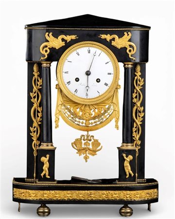 JEAN-JOSEPH ROBIN (1781 - 1856) 
Orologio d’appoggio in marmo nero del Belgio Parigi, 1815 circa
 Altezza x larghezza x profondità: 43 x 33 x 11 cm