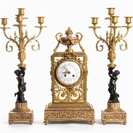 H. JOURNET & CIE  
Trittico francese in bronzo dorato Parigi, XIX secolo
 Altezza x larghezza x profondità orologio:: 46 x 24 x 17 cm. Altezza x larghezza x profondità candelabri: 54 x 22 x 22 cm.