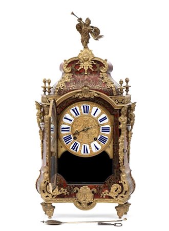  
Orologio da mensola in stile Boulle firmato B. Baltazar Paris Francia, XIX secolo
 Altezza x larghezza x profondità: 86 x 45 x 16 cm.