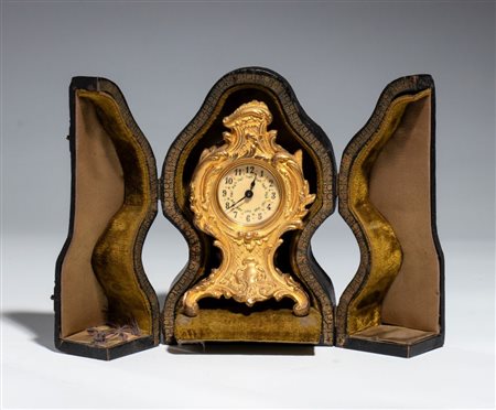  
Orologio da viaggio in stile Luigi XV Francia, XIX secolo
 Altezza x larghezza x profondità: 13 x 7,5 x 6 cm. Dimensioni custodia: 16,5 x 10 x 8 cm