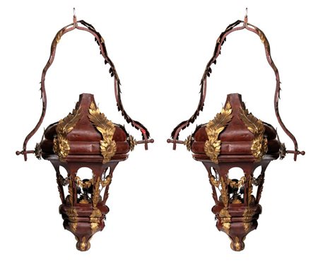  
Coppia di lanterne in stile Neo Rinascimentale Venezia, XIX secolo
 Altezza x larghezza x profondità: 110 x 66 x 50 cm