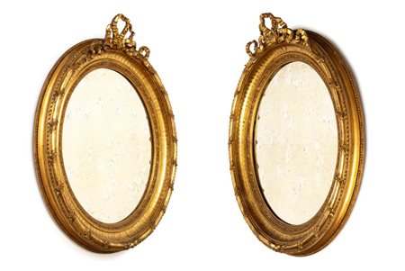  
Coppia di specchiere ovali intagliate e dorate Francia, XIX secolo
 Altezza x larghezza x profondità: 110 x 86 x 14 cm